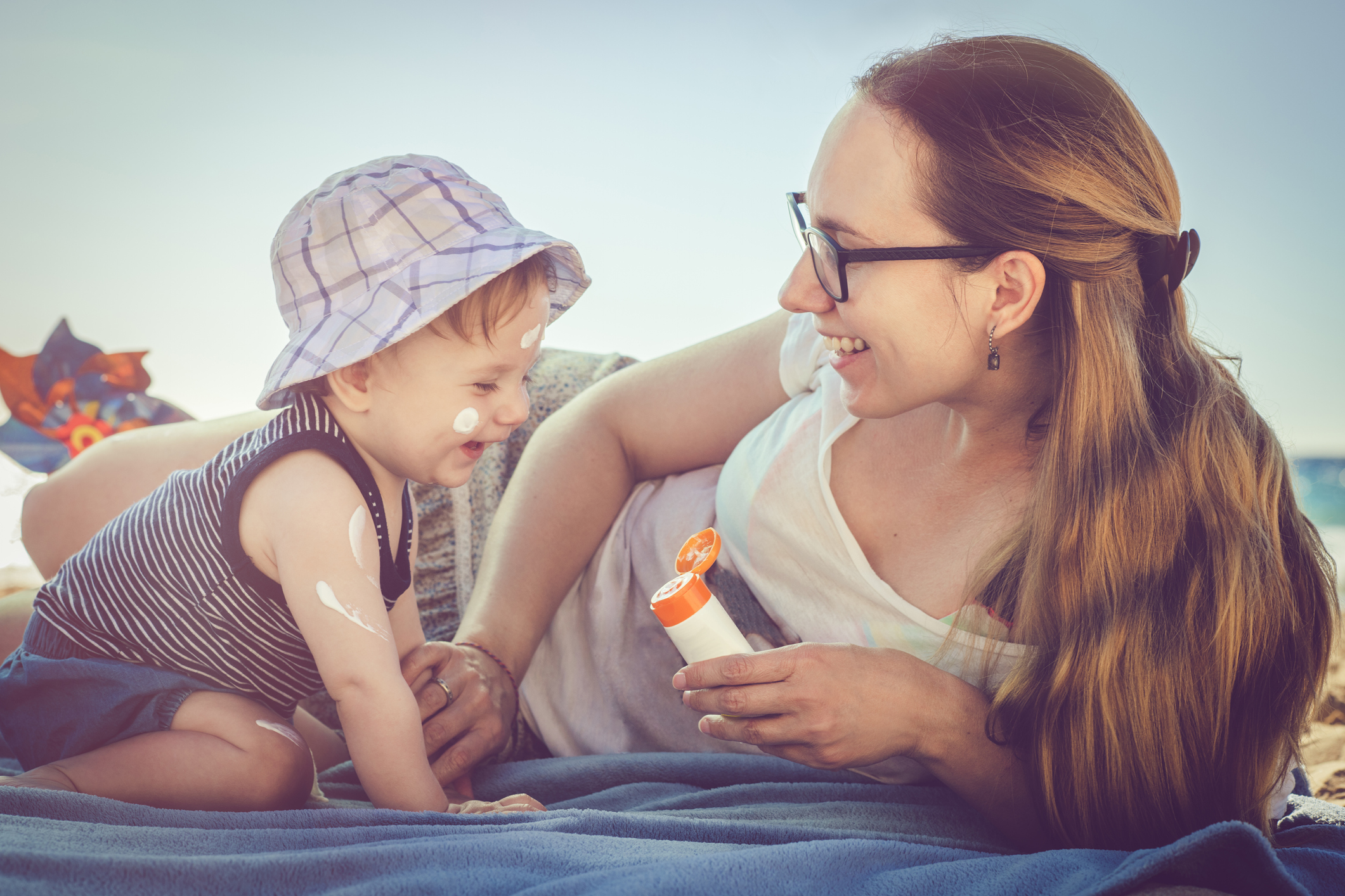 Bebê também usa protetor solar: veja a partir de qual idade