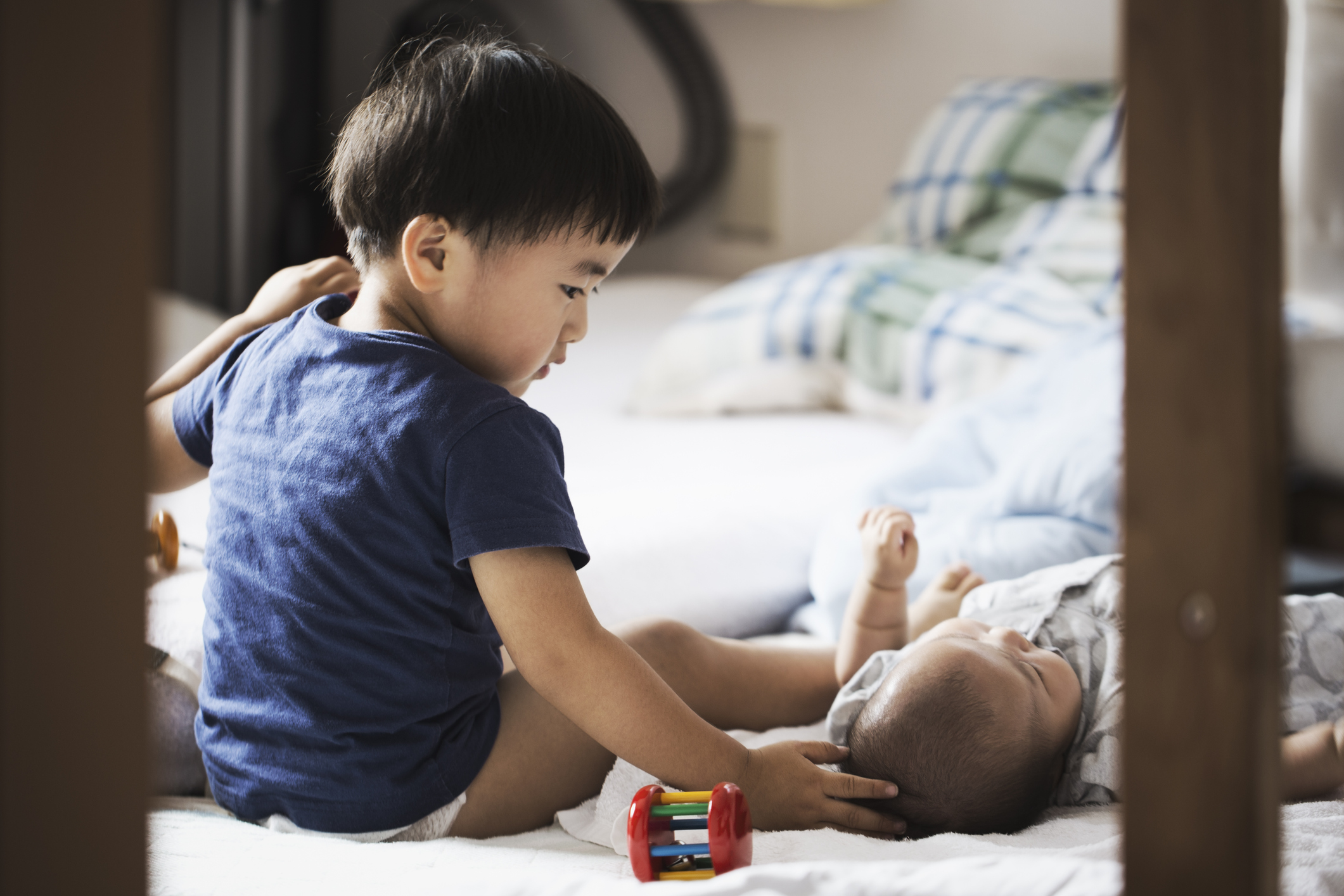 Dá para evitar o ciúme? Como preparar a criança para a chegada do irmão